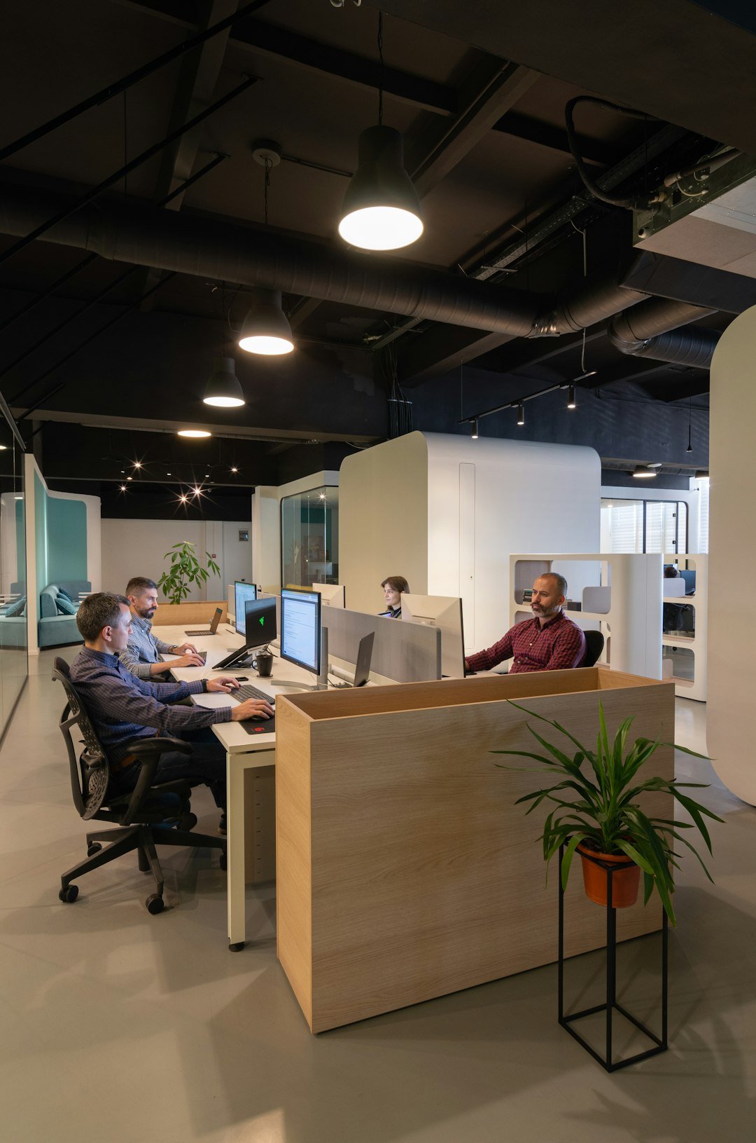 How Should AI Teams Be Structured? 4 AI team structure