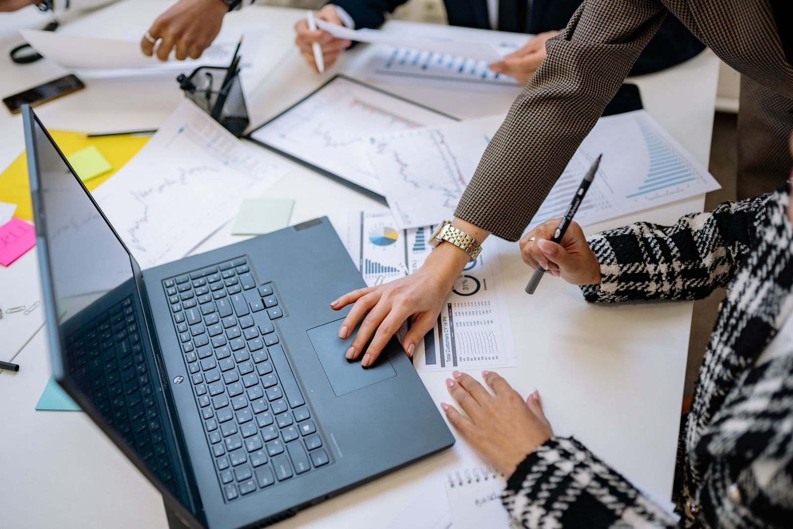 Why Do Growing Companies Lose Control of Operations? 1 Leadership team reviewing operational performance data