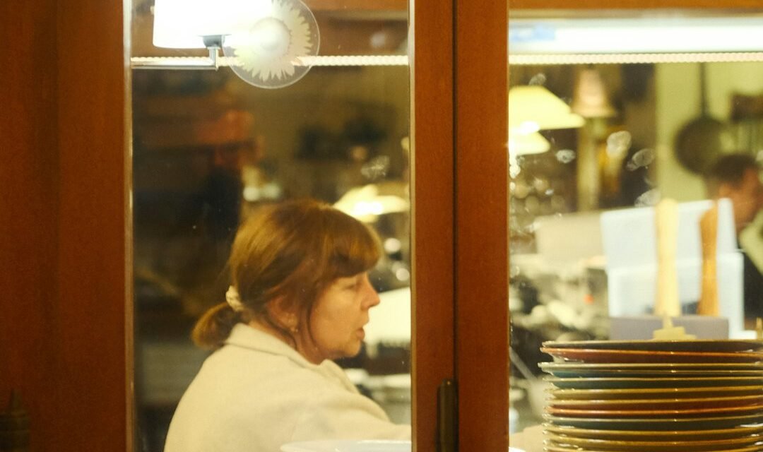 How Do You Measure Operational Performance? 3 Restaurant employee carrying out a consistent kitchen process