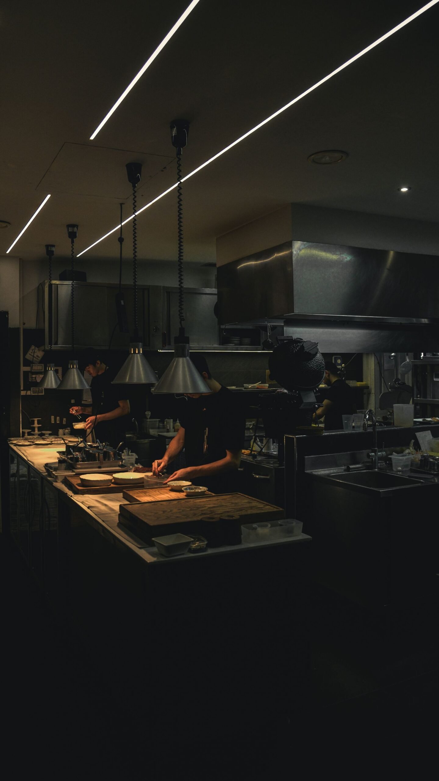 How Can Canadian Businesses Improve Productivity? 2 Restaurant team improving productivity through coordinated workflow