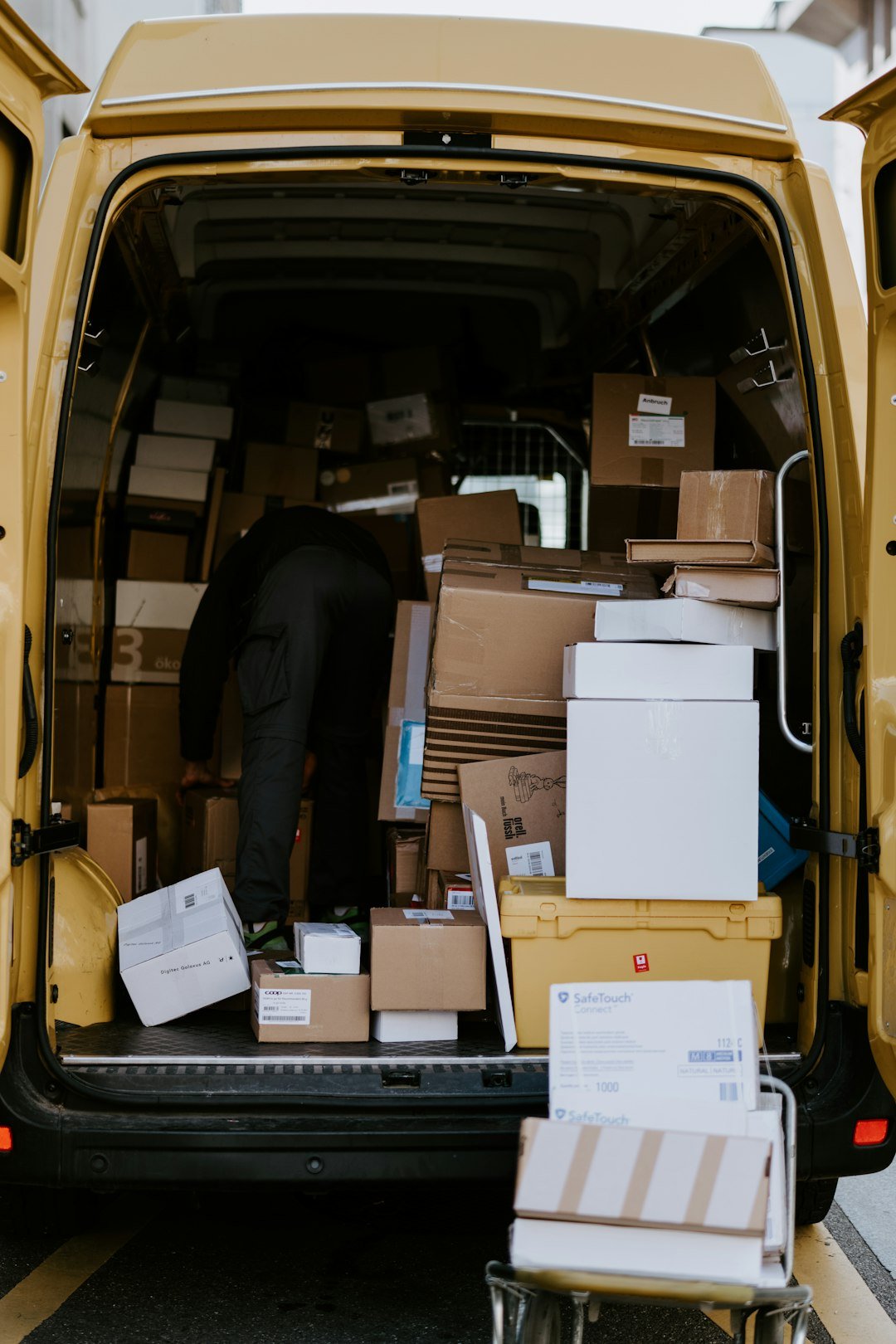 What Is Cost-to-Serve and Why Should Leaders Measure It? 2 Delivery worker loading customer orders into a van